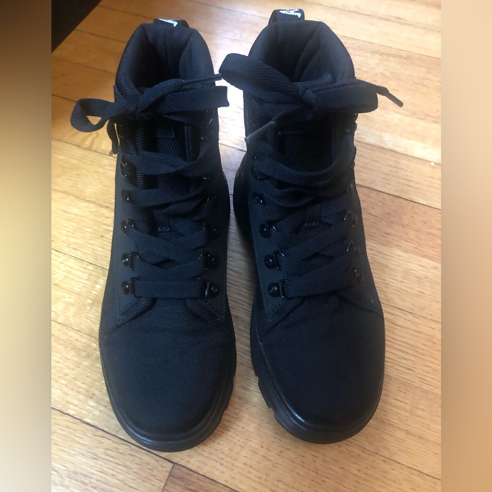 Dr. Martens Black Air Wair women’s size 37 - great all weather boot!